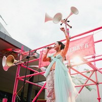 Maudy Ayunda tampil unik saat menjadi orator demonstrasi. Aktris 30 tahun itu memadukan kebaya dengan celana brokat ditambah selendang yang memberikan sentuhan modern sekaligus unik pada penampilannya. Foto: Dok. Instagram @maudyayunda, YouTube IndonesiaKaya