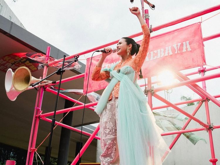 7 Foto Maudy Ayunda Jadi Orator Aksi Demo, Tampil Unik Pakai Kebaya