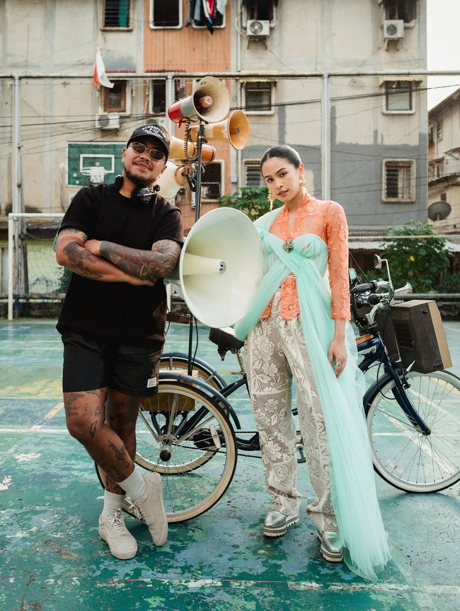 Dalam unggahannya di Instagram, Maudy mengungkakan kebahagiaannya bisa membintangi film #KitaBerkebaya. “Film ini membayangkan revolusi #KitaBerkebaya dengan cara yang teatrikal: lantang, berani, dan menggetarkan. Semoga bisa jadi pemantik—agar kita kembali melirik, dan mungkin, memilih,” tulisnya. Foto: Dok. Instagram @maudyayunda, YouTube IndonesiaKaya