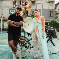 Dalam unggahannya di Instagram, Maudy mengungkakan kebahagiaannya bisa membintangi film #KitaBerkebaya. “Film ini membayangkan revolusi #KitaBerkebaya dengan cara yang teatrikal: lantang, berani, dan menggetarkan. Semoga bisa jadi pemantik—agar kita kembali melirik, dan mungkin, memilih,” tulisnya. Foto: Dok. Instagram @maudyayunda, YouTube IndonesiaKaya
