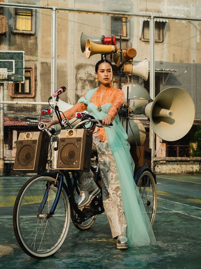 Stylist untuk film #KitaBerkebaya Hagai Pakan mengungkapkan dia mendandani Maudy Ayunda sesuai dengan karakter yang diperankannya. “Aku dandaninnya sesuai karakter masing-masing gitu. Jadi bagaimana karakternya juga tetap aku blending sama karakter masing-masing,” ujar Hagai. Foto: Dok. Instagram @maudyayunda, YouTube IndonesiaKaya