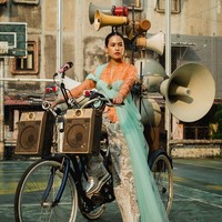 Stylist untuk film #KitaBerkebaya Hagai Pakan mengungkapkan dia mendandani Maudy Ayunda sesuai dengan karakter yang diperankannya. “Aku dandaninnya sesuai karakter masing-masing gitu. Jadi bagaimana karakternya juga tetap aku blending sama karakter masing-masing,” ujar Hagai. Foto: Dok. Instagram @maudyayunda, YouTube IndonesiaKaya