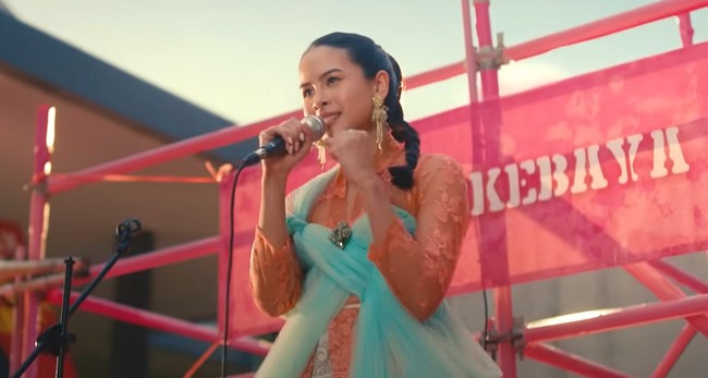 Maudy juga menyampaikan pesan mengenai kebaya dalam unggahannya di Instagram. “Karena melestarikan budaya tak selalu harus lewat orasi. Kadang cukup dengan perlahan mengenakan apa yang dulu diemban nenek kita—bukan karena nostalgia, tapi karena cinta. Bukan ikut-ikutan, tapi karena mengakar. Caranya boleh berbeda, tapi rasanya tetap sama: bangga. Yuk, pakai kebaya,” katanya. Foto: Dok. Instagram @maudyayunda, YouTube IndonesiaKaya