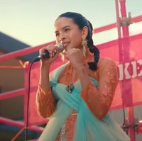 Maudy juga menyampaikan pesan mengenai kebaya dalam unggahannya di Instagram. “Karena melestarikan budaya tak selalu harus lewat orasi. Kadang cukup dengan perlahan mengenakan apa yang dulu diemban nenek kita—bukan karena nostalgia, tapi karena cinta. Bukan ikut-ikutan, tapi karena mengakar. Caranya boleh berbeda, tapi rasanya tetap sama: bangga. Yuk, pakai kebaya,” katanya. Foto: Dok. Instagram @maudyayunda, YouTube IndonesiaKaya