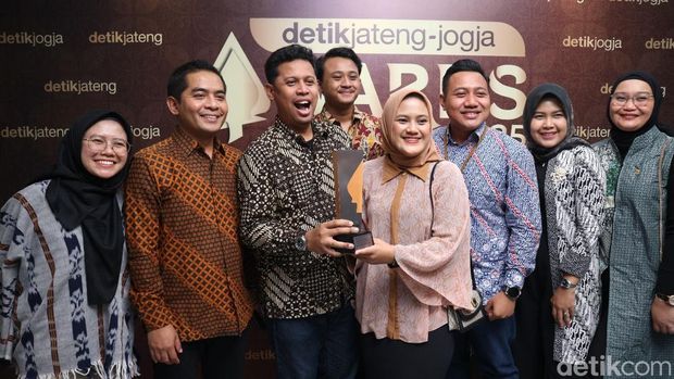General Manager Corporate Secretary KITB, M. Burhan Murtaki seusai  menerima penghargaan di detikJateng-Jogja Awards 2025, Semarang, Rabu (23/7/2025).