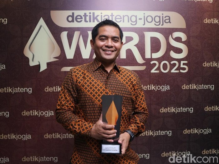 General Manager Corporate Secretary KITB, M. Burhan Murtaki seusai  menerima penghargaan di detikJateng-Jogja Awards 2025, Semarang, Rabu (23/7/2025).