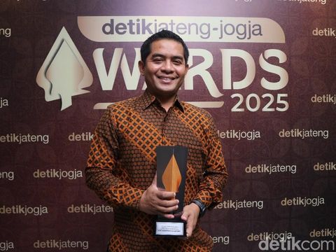 General Manager Corporate Secretary KITB, M. Burhan Murtaki seusai  menerima penghargaan di detikJateng-Jogja Awards 2025, Semarang, Rabu (23/7/2025).