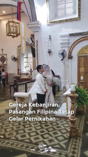 Video: Gereja Kebanjiran, Pasangan di Filipina Tetap Gelar Pernikahan
