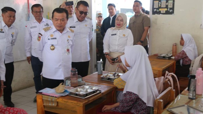 Gubernur Jambi Al Haris bersama Walkot Sungai Penuh Alvin meninjau program MBG