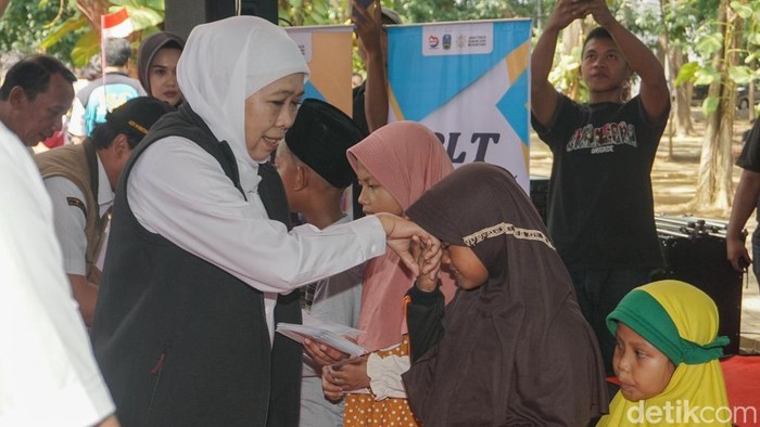 Gubernur Khofifah Indar Parawansa saat menyalurkan bantuan ke warga Pasuruan