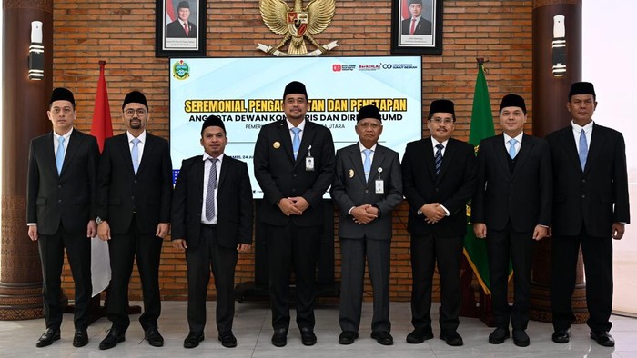 Gubsu Bobby Nasution melantik Ari Wibowo (dua dari kanan) sebagai Dirut PT Dhirga Surya. (Foto: Diskominfo Sumut)
