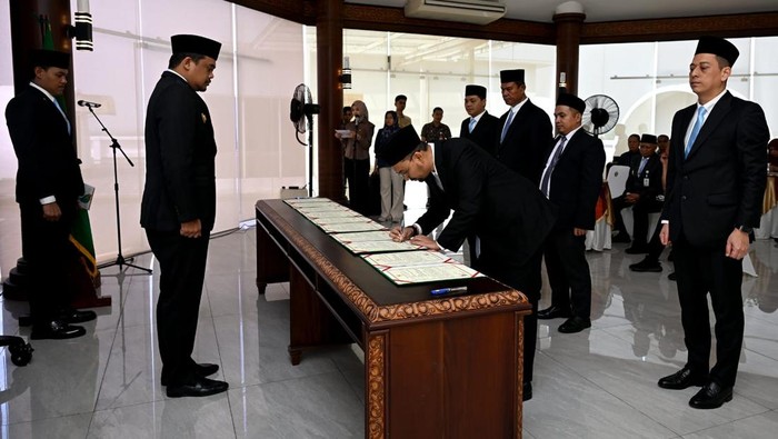 Gubsu Bobby Nasution melantik jajaran direksi-komisaris PT PPSU dan PT Dhirga Surya. (Foto: Diskominfo Sumut)