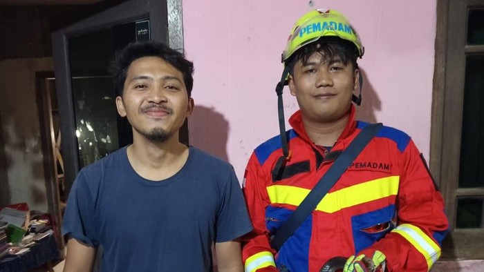 Ular 1 Meter Muncul di Rumah saat Tengah Malam, Warga Bogor Panggil Damkar