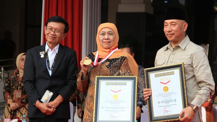 Gubernur Khofifah dan Ketua HKTI Jatim Arum Sabil saat menerima penghargaan pemecahan rekor MURI Menanam Indigofera Serentak di Lokasi Terbanyak