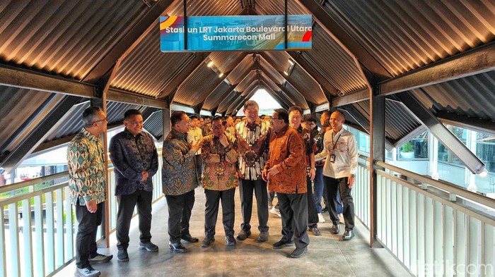 Integrasi Transportasi & Belanja, LRT Jakarta Kini Punya Akses Langsung ke Mal Gubernur DKI Jakarta Pramono Anung dan Wakil Gubernur DKI Jakarta Rano Karno meresmikan Jembatan Penghubung di kawasan Stasiun LRT Jakarta, Kelapa Gading, Kamis (24/7/2025).