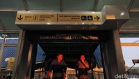 Jembatan menghubungkan langsung Stasiun LRT Jakarta Boulevard Utara Summarecon Mall menuju lobby Summarecon Mall Kelapa Gading 1.