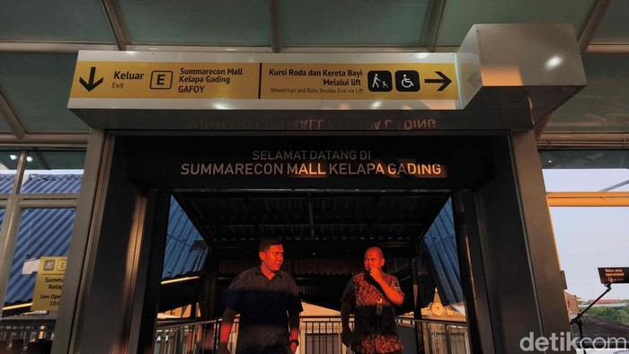 Gubernur DKI Jakarta Pramono Anung dan Wakil Gubernur DKI Jakarta Rano Karno meresmikan Jembatan Penghubung di kawasan Stasiun LRT Jakarta, Kelapa Gading, Kamis (24/7/2025).