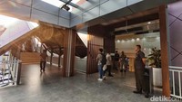 Jembatan penghubung ini akan dibuka mengikuti operasional Mall yakni dari pukul 10.00 WIB hingga pukul 22.00 WIB. Untuk keamanan juga dipasang CCTV di berbagai sudut, serta petugas keamanan yang berjaga di sekitar area.