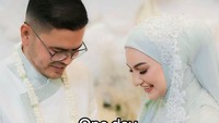 Assalamualaikum warahmatullahi wabarakatuh Irish, thank you so much ya tadi udah luangin waktu buat ketemu. Semoga silaturahmi kita membawa kebaikan buat banyak orang, dan apapun kerjasama kita Allah mudahkan dan Allah ridhoi aamiin. BTW kamu tetap jaga kesehatan ya! Jangan terlalu diforsir kerjanya. Salam buat anak-anak di rumah ya, begitu chat Haldy Sabri ke Irish Bella yang katanya setahun lalu. (Foto: dok Instagram _irishbella_)