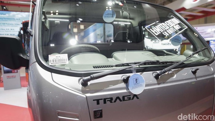 Isuzu Traga Edisi 50 Tahun Tampil Eksklusif di GIIAS 2025 GIIAS 2025 menjadi momen bagi PT IAMI untuk menampilkan sekaligus menjual Isuzu Traga Special Edition 50th dengan tampilan yang lebih eksklusif, Kabupaten Tangerang, Kamis (24/7/2025).Β Isuzu Traga Special Edition 50th dihadirkan untuk merayakan 50 tahun Isuzu hadir di Indonesia, dan diproduksi secara terbatas hanya 50 unit saja.