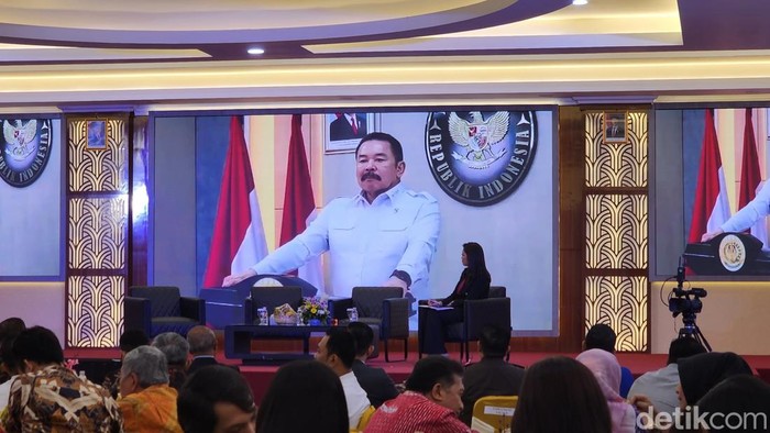 Jaksa Agung Republik Indonesia, ST Burhanuddin saat mengisi acara seminar nasional secara daring di Fakultas Hukum Undip, Semarang, Kamis (24/7/2025).
