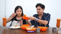 Haruka yang banyak makan merasa tak puas jika hanya menyantap mie Bangladesh saja. Akhirnya, ia menikmatinya bersama seporsi nasi putih. Foto: YouTube Nihongo Mantappu