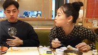 Jerome dan Haruka makan di sebuah restoran berkonsep sushi AYCE (All You Can Eat). Haruka dengan lahap menyantap setiap sushi yang dipesan, sedangkan Jerome sudah kekenyangan pada pertengahan video. Foto: YouTube Nihongo Mantappu