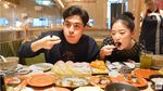 Kompaknya Jerome Polin dan Haruka Saat Mukbang Sushi hingga Pizza