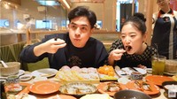 Konten mukbang sushi ini sudah ditonton 3,8 juta kali dan banyak yang menyukainya. Dalam videonya juga mengungkapkan kalau ternyata Haruka sangat doyan makan. Foto: YouTube Nihongo Mantappu