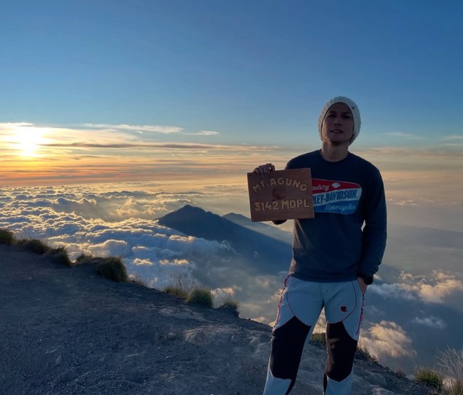 Tepat pada 20 Juli lalu chef Juna baru saja berulang tahun yang ke-50 tahun. Merayakan pertambahan usianya, Juna memilih menghaabiskan waktu dengan mendaki Gunung Agung di Bali. Foto: Instagram/@ncit90/@junarorimpandeyofficial
