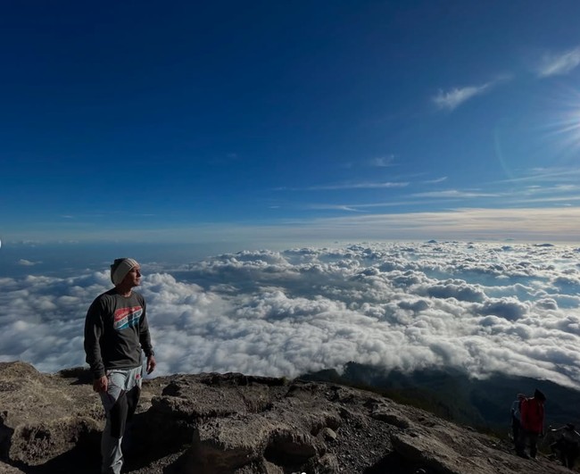 As always ulang tahun genap kita ke nature. Kali ini naik Gunung Agung lagi, dan camp di base titi besi. Thank GOD masih diberikan kesehatan, umur panjang, dan kesempatan mengagumi keindahan ciptaanmu ya Tuhan, tulis Juna dalam keterangan unggahannya. Foto: Instagram/@ncit90/@junarorimpandeyofficial
