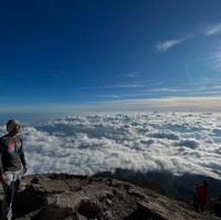 As always ulang tahun genap kita ke nature. Kali ini naik Gunung Agung lagi, dan camp di base titi besi. Thank GOD masih diberikan kesehatan, umur panjang, dan kesempatan mengagumi keindahan ciptaanmu ya Tuhan, tulis Juna dalam keterangan unggahannya. Foto: Instagram/@ncit90/@junarorimpandeyofficial