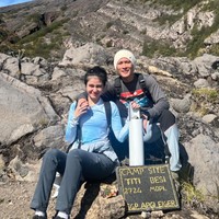 Meski memiliki jarak usia 15 tahun, namun keduanya tampak kompak dan serasi. Citra sendiri mengaku ketagihan dan ingin kembali mendaki gunung. Foto: Instagram/@ncit90/@junarorimpandeyofficial