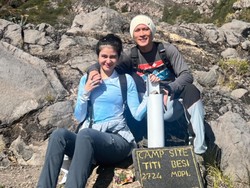 7 Momen Langka Kemesraan Chef Juna & Pacar, Naik Gunung Rayakan Ultah ke-50