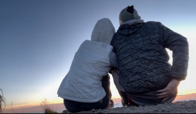 Citra juga sempat mengabadikan momen romantis dirinya dan chef juna d puncak gunung Agung. Sambil menikmati indahnya sunrise, keduanya tampak duduk bersama. Foto: Instagram/@ncit90/@junarorimpandeyofficial