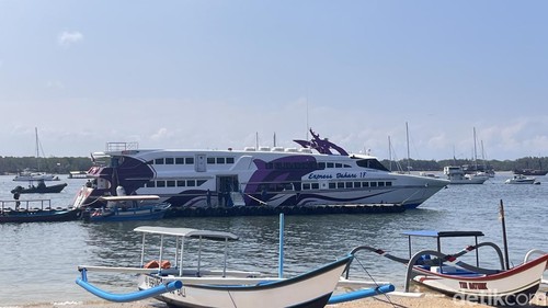 Kapal cepat Express Bahari saat tiba di Pelabuhan Serangan, Denpasar, Kamis (24/7/2025).