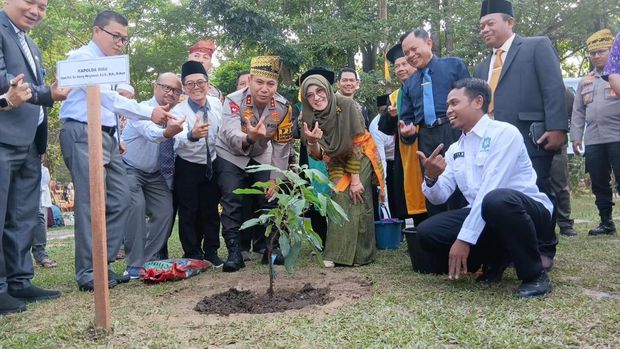 Kapolda Riau Irjen Herry Heryawan menyampaikan orasi ilmiah di Kampus Universitas Islam Negeri Sultan Syarief Kasim (UIN Suska) Riau, Kamis (24/7/2025). Pada kesempatan itu, Irjen Herry Heryawan bersama Rektor UIN Suska juga melakukan penanaman pohon.