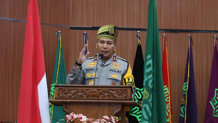 Kapolda Riau Irjen Herry Heryawan menyampaikan orasi ilmiah di Kampus Universitas Islam Negeri Sultan Syarief Kasim (UIN Suska) Riau, Kamis (24/7/2025). Pada kesempatan itu, Irjen Herry Heryawan bersama Rektor UIN Suska juga melakukan penanaman pohon.