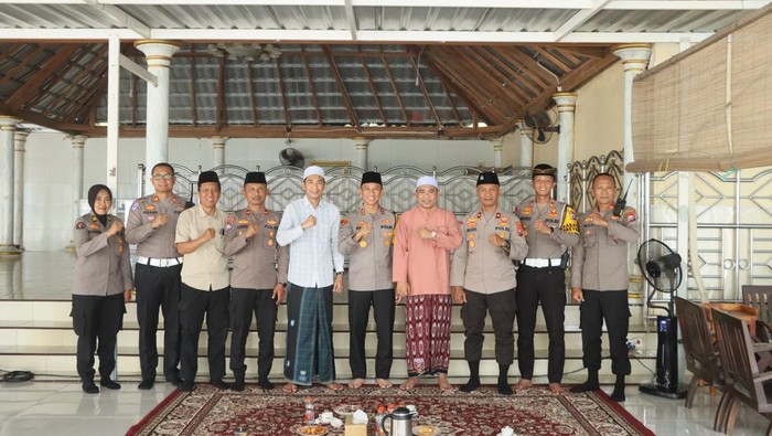 Kapolres Kediri Kota AKBP Anggi Saputra Ibrahim bersama jajaran silarutahmi ke tokoh agama
