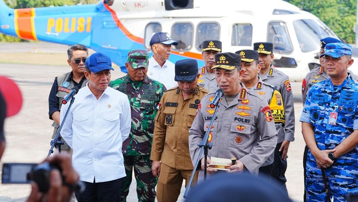Kapolri Jenderal Listyo Sigit Prabowo melakukan pemantauan karhutla via udara di Rohul. Rohul merupakan salah satu lokasi yang cukup sulit dijangkau, mengingat titik hotspot berada di perbukitan.