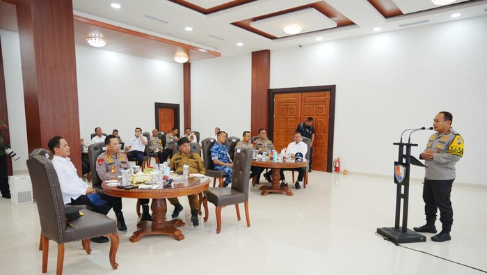 Kapolri Jenderal Listyo Sigit Prabowo memberikan arahan terkait karhutla, dalam kunjungannya di Pekanbaru, Riau, Kamis (24/7/2025).