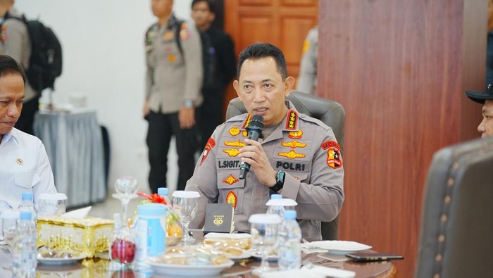 Kapolri Jenderal Listyo Sigit Prabowo memberikan arahan terkait karhutla, dalam kunjungannya di Pekanbaru, Riau, Kamis (24/7/2025).