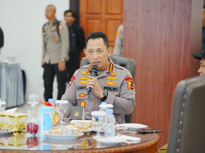 Kapolri Jenderal Listyo Sigit Prabowo memberikan arahan terkait karhutla, dalam kunjungannya di Pekanbaru, Riau, Kamis (24/7/2025).
