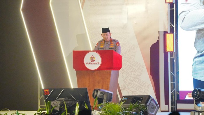 Kapolri Jenderal Listyo Sigit Prabowo membuka Muktamar XI Hima Persis di Pekanbaru, Riau, Kamis (24/7/2025).