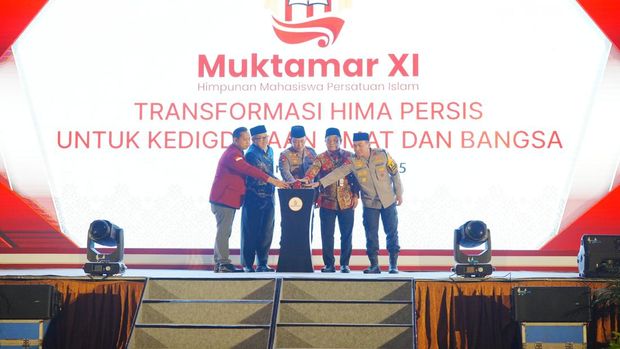 Kapolri Jenderal Listyo Sigit Prabowo membuka Muktamar XI Hima Persis di Pekanbaru, Riau, Kamis (24/7/2025).