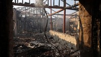 Api membakar wilayah permukiman di desa Souni, memaksa banyak warga mengungsi ke tempat yang lebih aman. REUTERS/Yiannis Kourtoglou
