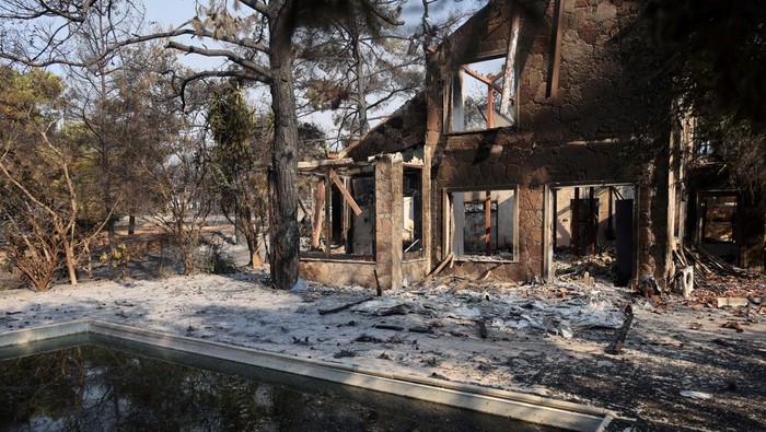 Kebakaran Hutan Dekat Limassol Hanguskan Permukiman Warga Kebakaran hutan melanda desa Souni, Siprus, pada Kamis (24/7). Rumah-rumah warga hangus, dan evakuasi dilakukan untuk mencegah korban jiwa.