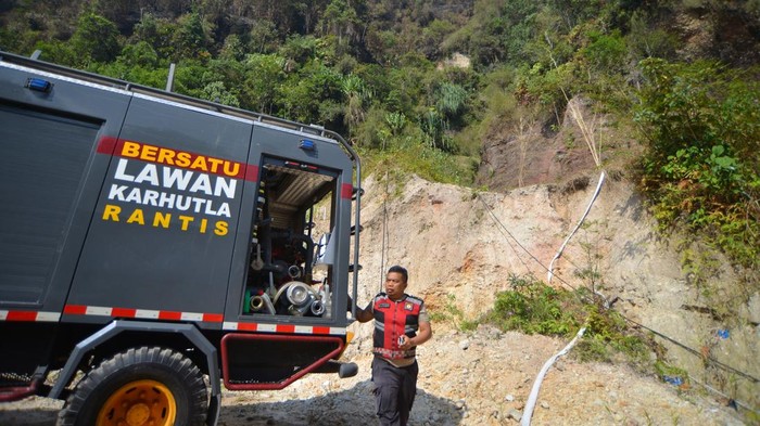 Kebakaran Hutan Landa Lembah Harau, Tanggap Darurat Ditetapkan Foto udara petugas berusaha memadamkan kebakaran hutan di Lembah Harau, Limapuluh Kota, Sumatera Barat, Kamis (24//7/2025). Pemkab Limapuluh Kota telah menetapkan masa tanggap darurat bencana karhutla mula 17 hingga 30 Juli 2025 karena dampaknya meluas di kabupaten itu. ANTARA FOTO/Iggoy el Fitra