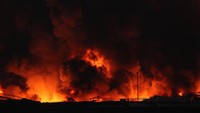 Api sulit dipadamkan karena kemungkinan ada obyek terbakar yang mengandung zat-zat tertentu. Untuk penyebabnya sendiri masih dalam penyelidikan. (ANTARA FOTO/Yudi Manar)