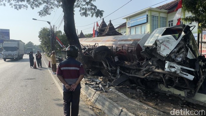 Truk tangki muatan migor bekas 25 ton alamai laka lantas, tabrak pagar sekolahan, Kamis (24/7/2025) dini hari.